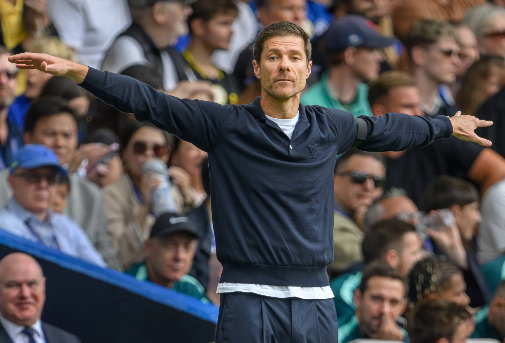 Xabi Alonso durante jogo do Chelsea