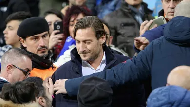 Agora apenas torcedor, Totti cobra refor&ccedil;os para que Roma possa brigar por vaga na Champions