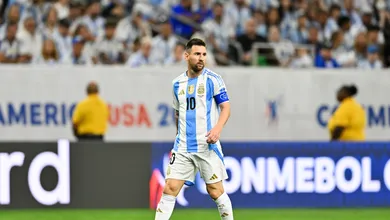 Messi passa vergonha na Argentina, mas &eacute; resgatado por outra atua&ccedil;&atilde;o absurda de Dibu Mart&iacute;nez