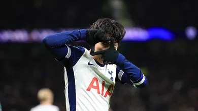 Falhas bizarras, gol ol&iacute;mpico&hellip; Tottenham elimina United e se aproxima de meta ousada