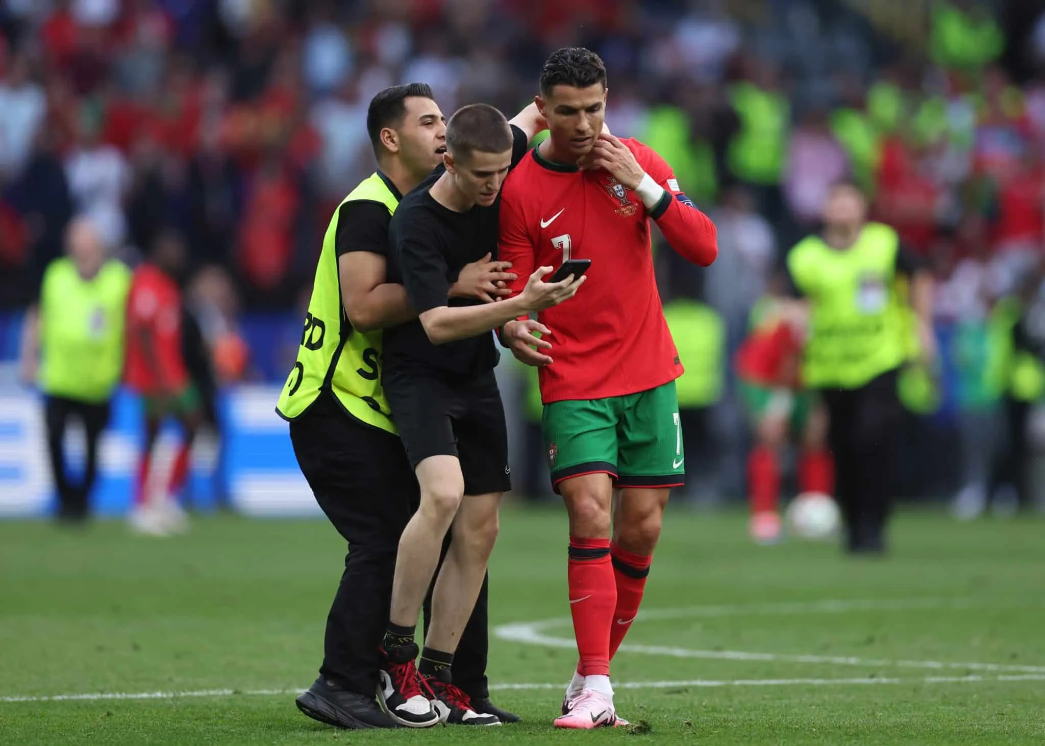 Todos querem Cristiano Ronaldo: seguran&ccedil;a preocupa sele&ccedil;&atilde;o portuguesa ap&oacute;s invas&otilde;es na Euro