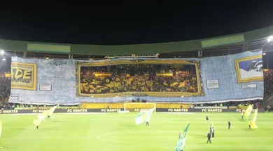 A torcida do Nantes se transformou em obra de arte num mosaico bastante criativo