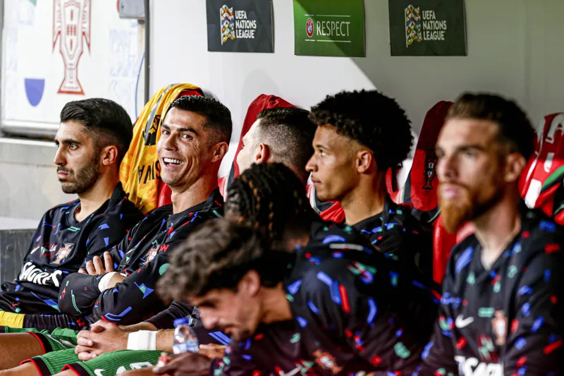 Cristiano Ronaldo iniciou a partida contra a Esc&oacute;cia no banco de reservas 