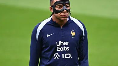 Mbapp&eacute; vai jogar pela Fran&ccedil;a contra a Pol&ocirc;nia? Deschamps abre o jogo sobre o &lsquo;mascarado&rsquo;