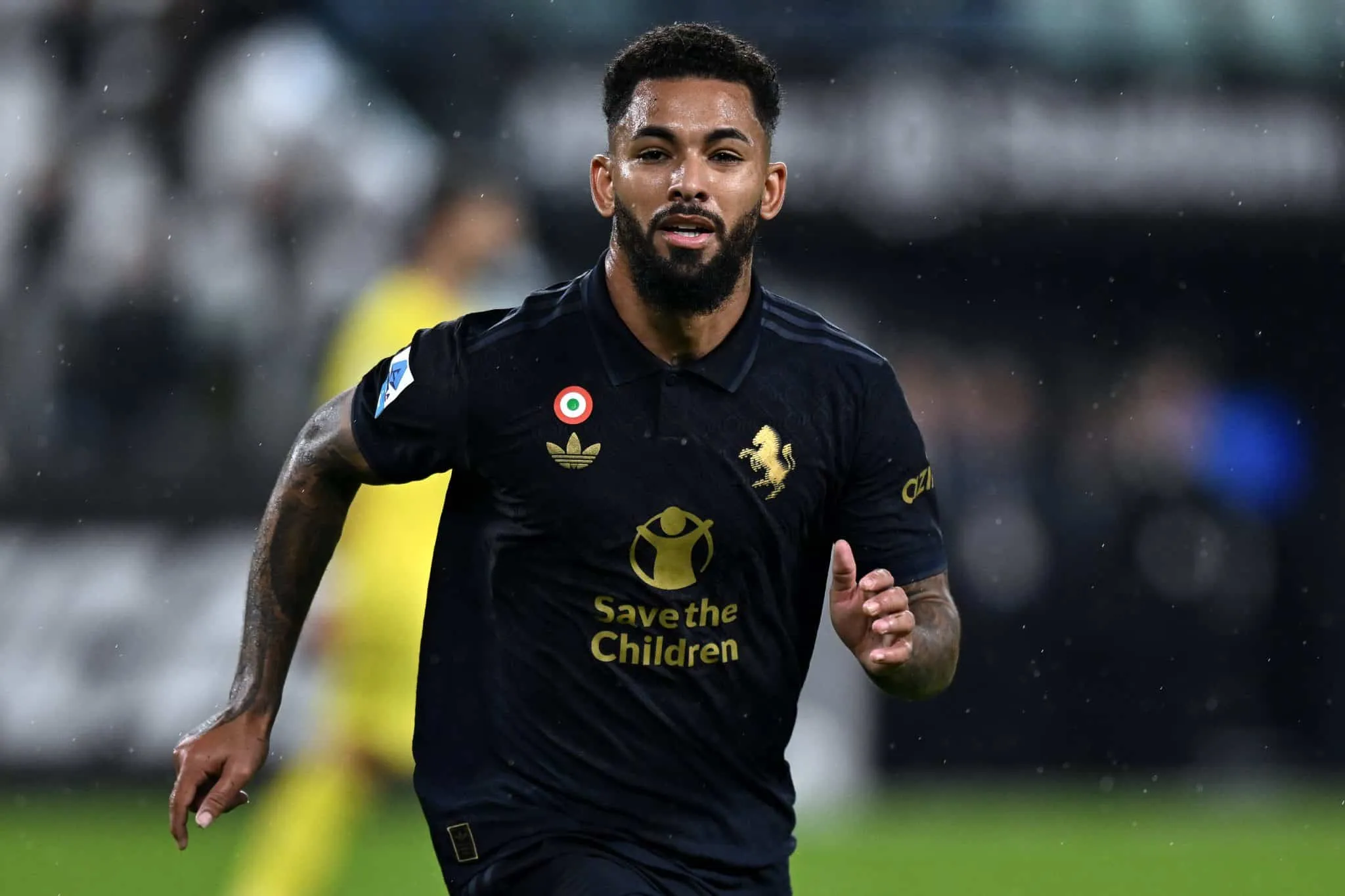 Fora dos planos da Juve, Douglas Luiz cria &lsquo;guerra fria&rsquo; entre rivais da Premier League