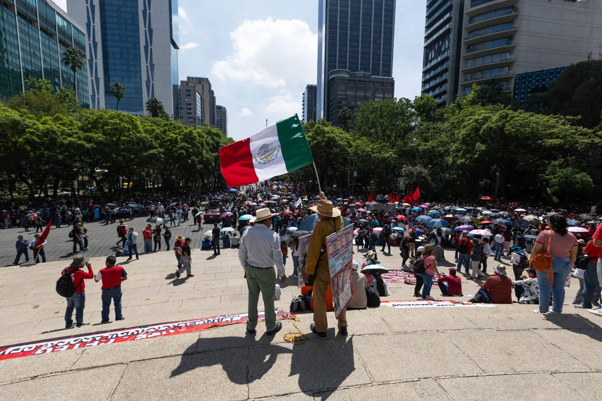 Professores da CNTE protestam nas ruas da Cidade do M&eacute;xico 