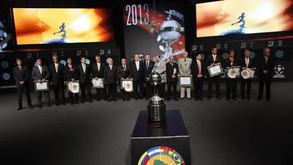 A desejada ta&ccedil;a da Copa Libertadores (AP Photo/Cesar Olmedo)