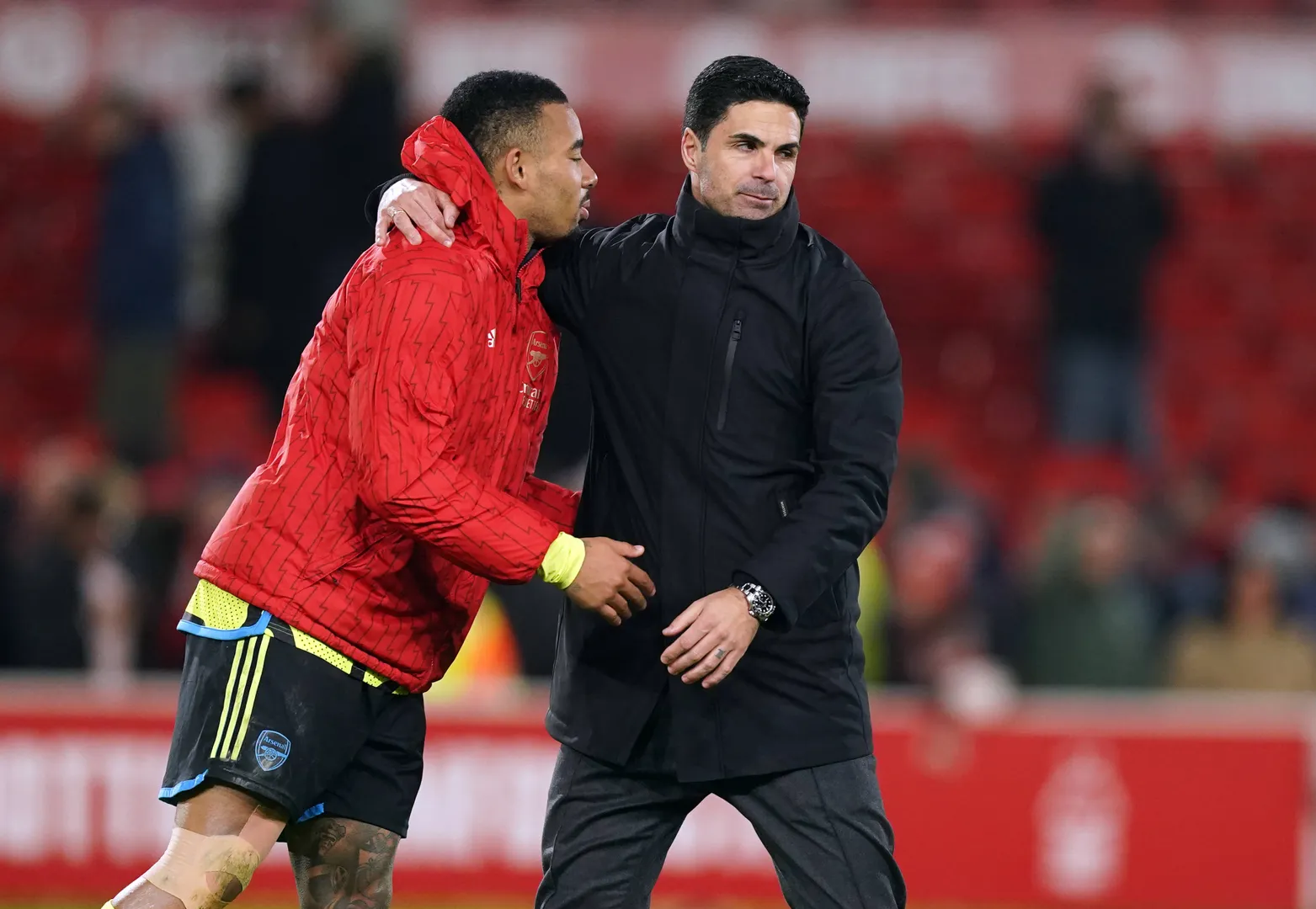 Arteta abra&ccedil;a Gabriel Jesus Foto: (Imago)