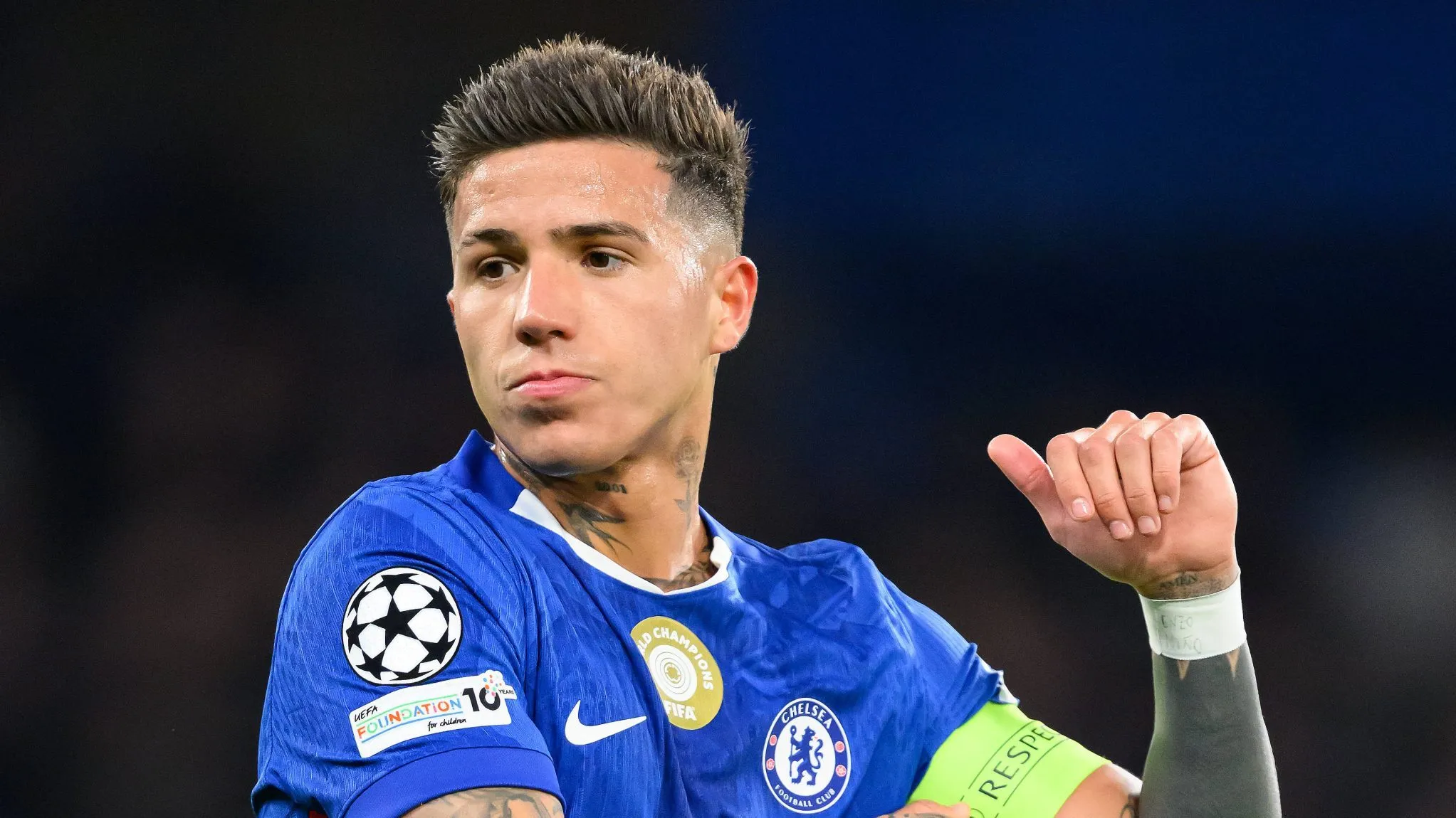 Enzo Fern&aacute;ndez em jogo contra o PSG