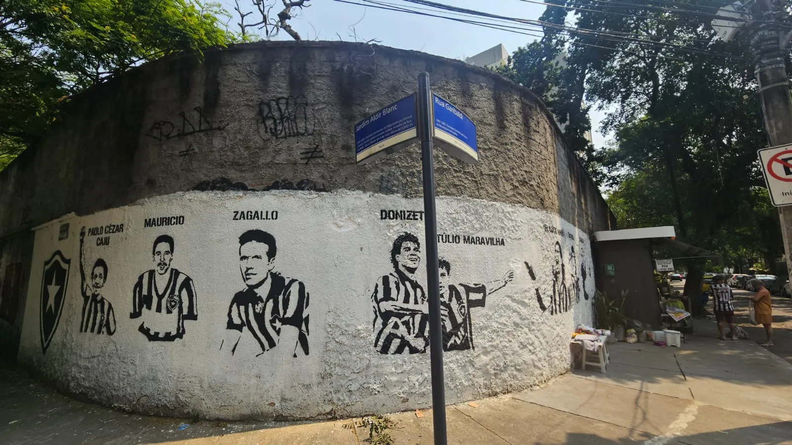 Muro dos &iacute;dolos do Botafogo &eacute; preservado longe de General Severiano