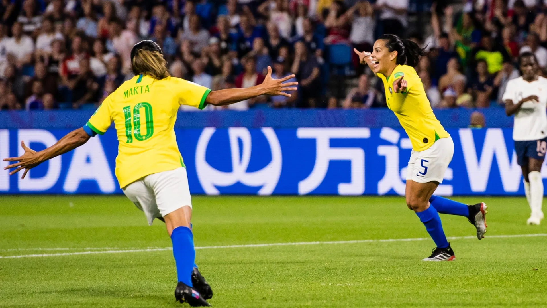 Marta se dirigiu &agrave;s mulheres: &ldquo;O futebol feminino depende de voc&ecirc;s para sobreviver&rdquo;