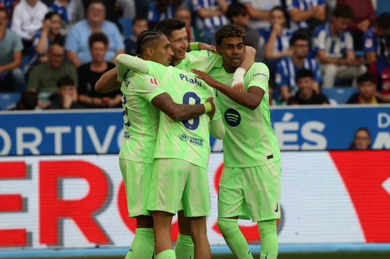 Raphinha comemora mais um gol do Barcelona diante do Alav&eacute;s. 
