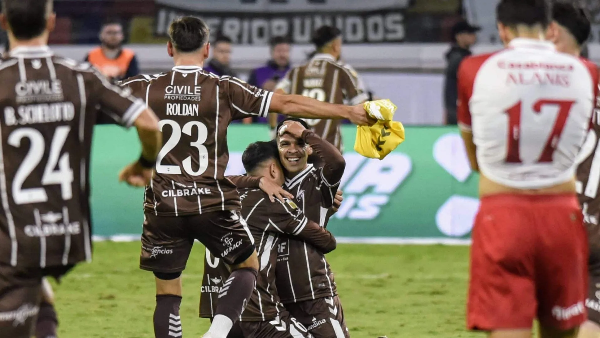Platense comemora t&iacute;tulo argentino sobre Hurac&aacute;n Foto: (Imago)