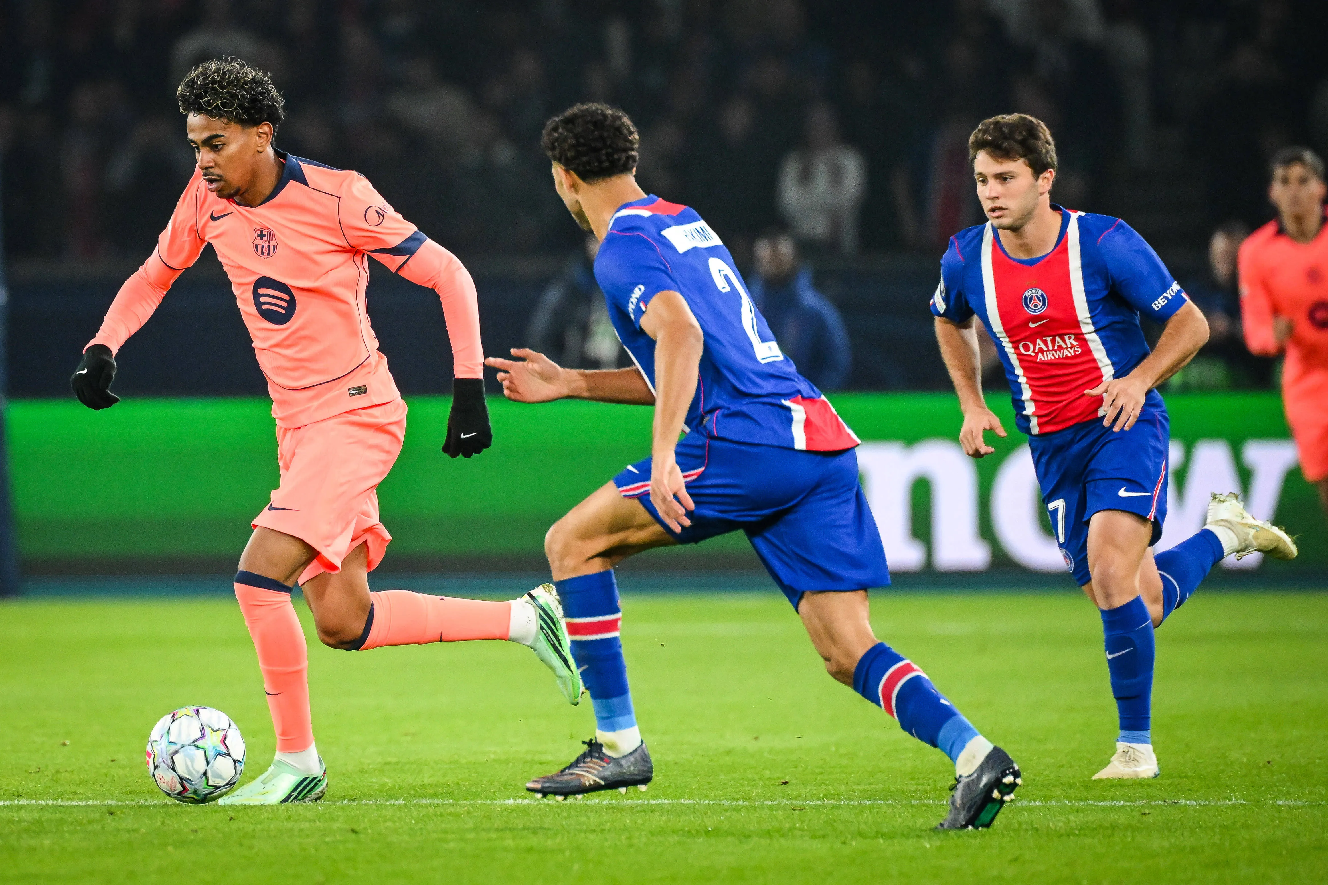 Lamine Yamal contra Hakimi e Jo&atilde;o Neves em PSG x Barcelona 