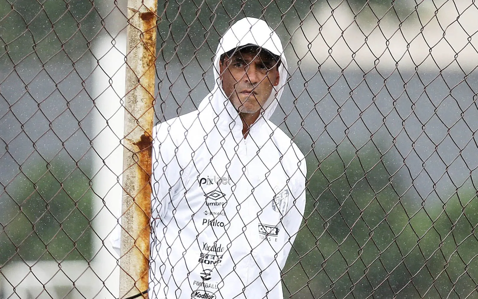 Como Santos acredita em r&aacute;pida solu&ccedil;&atilde;o para transferban por d&iacute;vida com Bustos?
