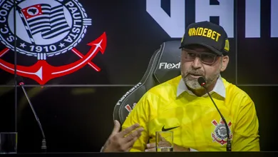 Augusto Melo segue &lsquo;falando muito&rsquo; e Corinthians se v&ecirc; em problema com patrocinador antigo