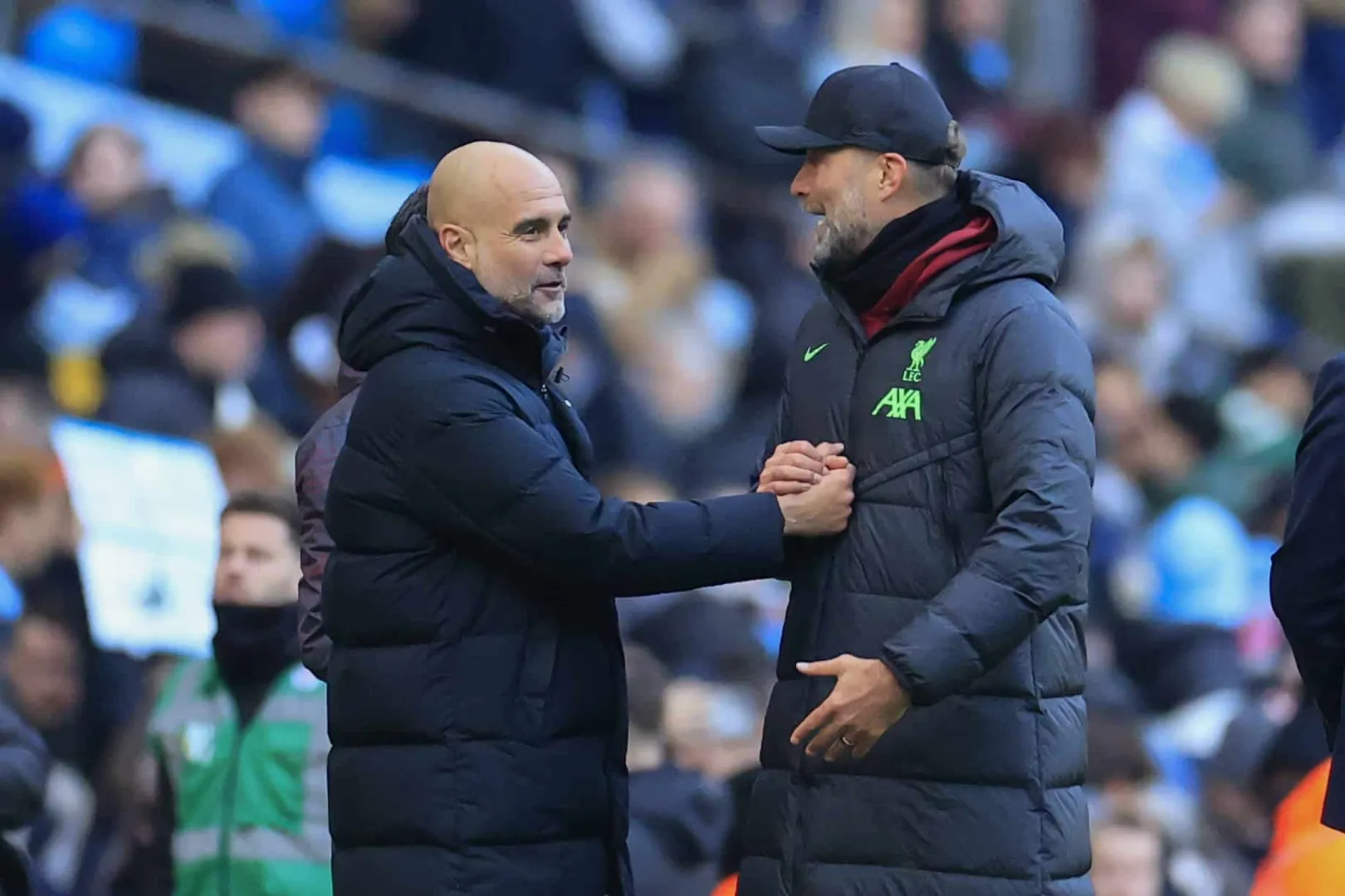 Guardiola e Klopp se cumprimentam durante jogo entre Manchester City x Liverpool