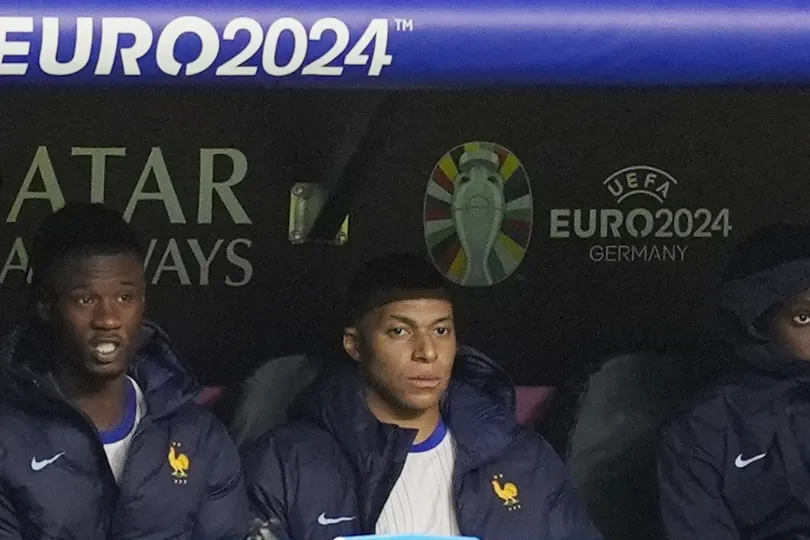 Kylian Mbapp&eacute; pediu para ser substitu&iacute;do, pois estava cansado. 