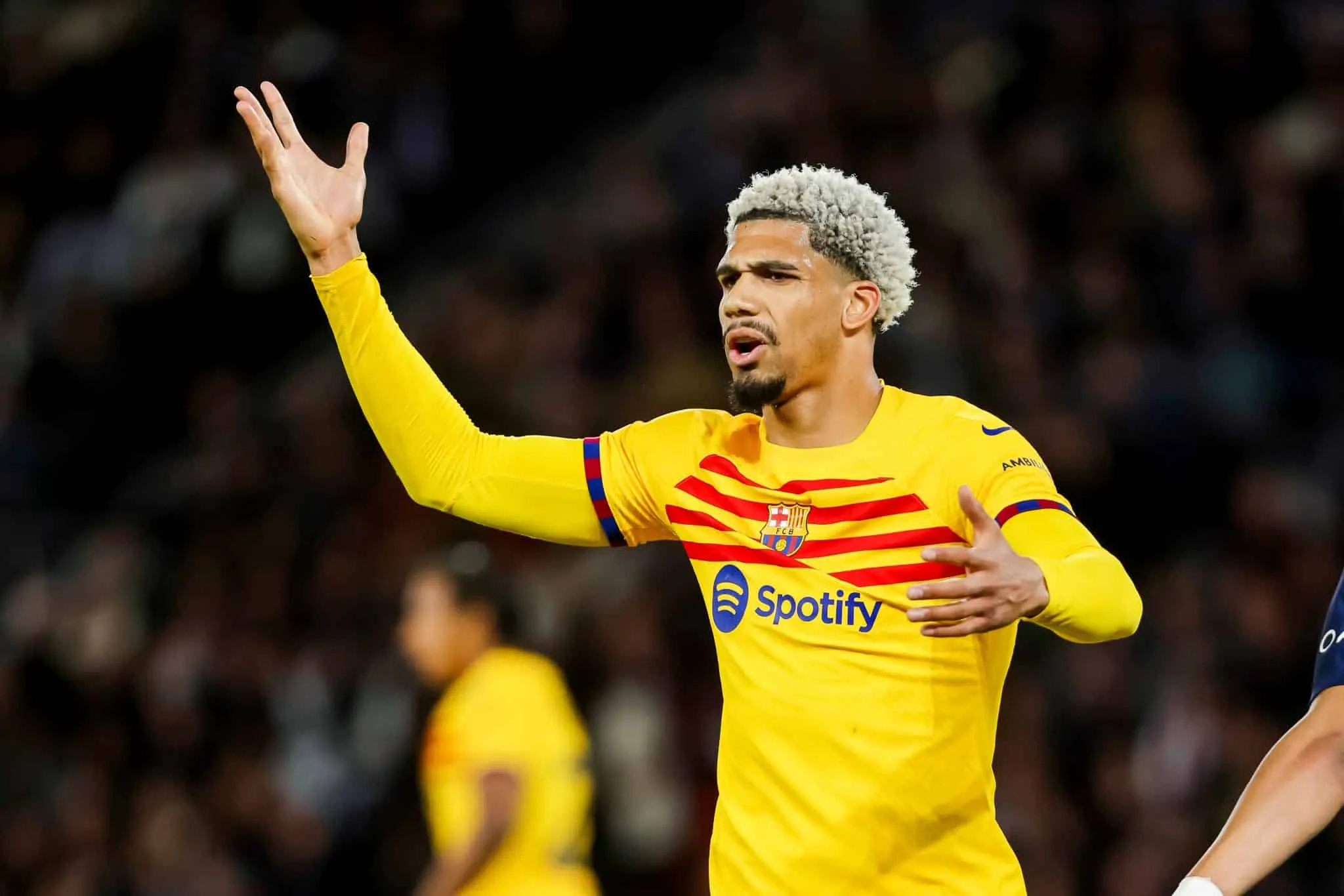 Ronald Araujo ignora Barcelona e levanta d&uacute;vidas sobre seu futuro