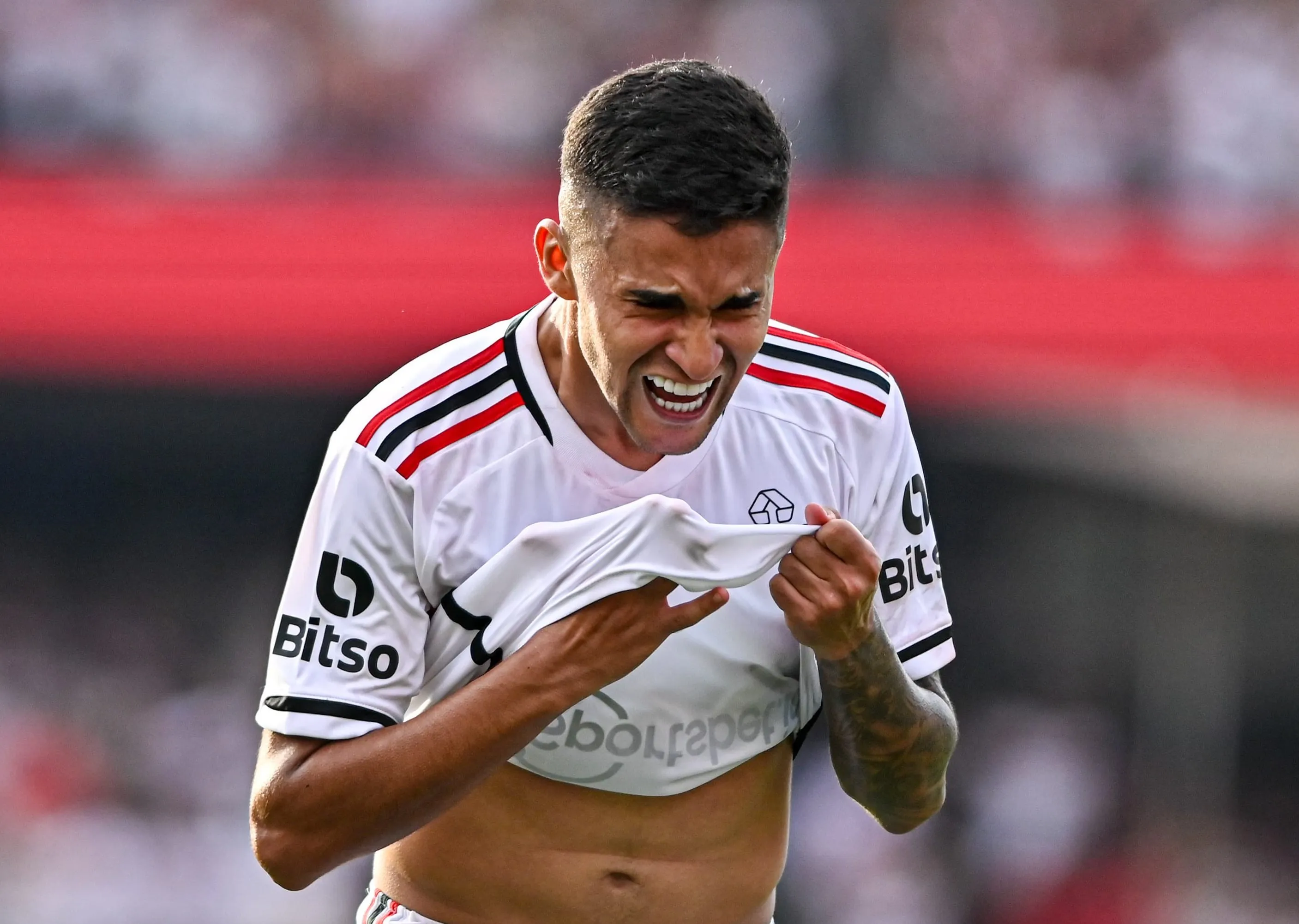 Bruxa segue solta no Morumbi: Nestor lesiona joelho e s&oacute; deve voltar ao S&atilde;o Paulo em 2024