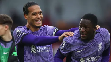 Indefini&ccedil;&atilde;o em renova&ccedil;&otilde;es faz Liverpool apostar em plano B para o futuro de sua defesa