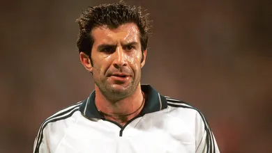 Trivela mem&oacute;ria: Como foi o hostil retorno de Figo ao Camp Nou ap&oacute;s transfer&ecirc;ncia do Bar&ccedil;a ao Real Madrid