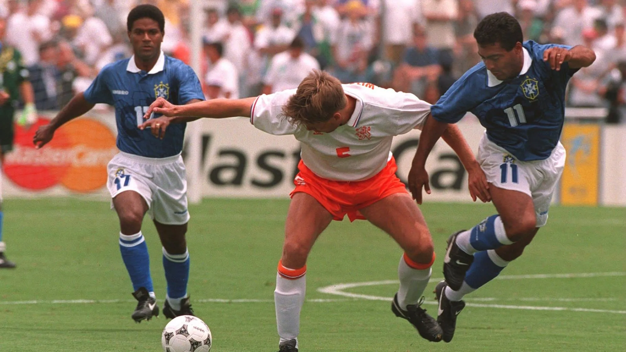 [Os 25 anos da Copa de 94] Rom&aacute;rio conhece os holandeses e nasce Mattheus, filho de Bebeto