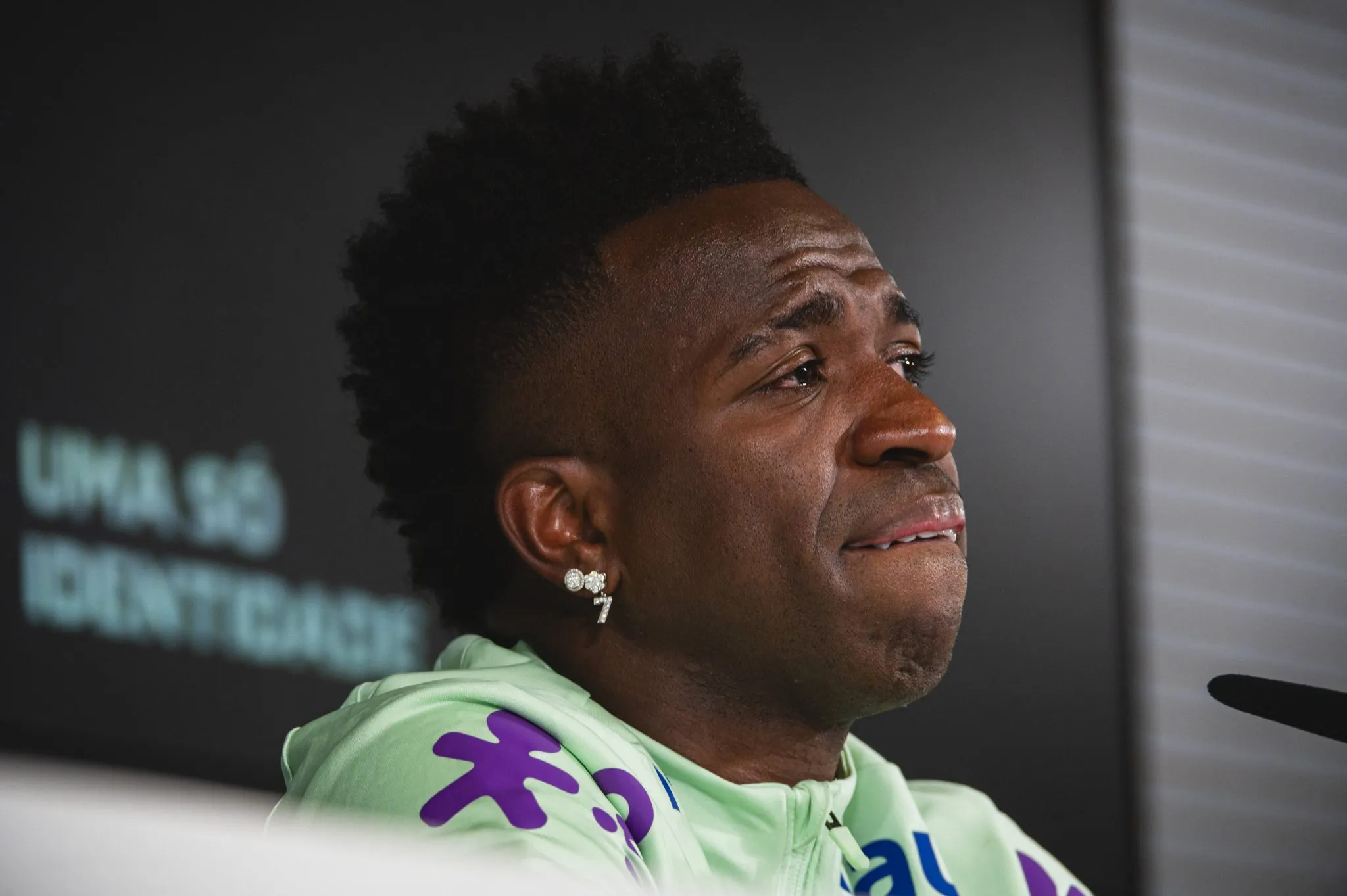 Vinicius J&uacute;nior chora em entrevista ao lembrar casos de racismo sofridos