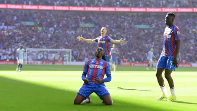 Textor sorri! Manchester City deixa t&iacute;tulo escapar com teimosia de Guardiola e  ex-United voando