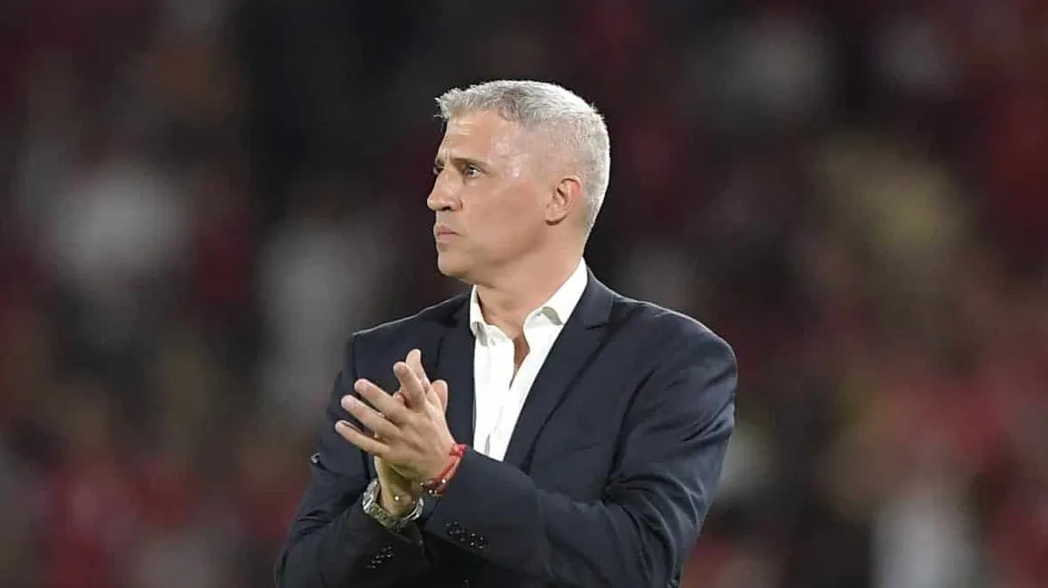 Demora da diretoria pode obrigar Crespo a mudar esquema que deu certo no S&atilde;o Paulo