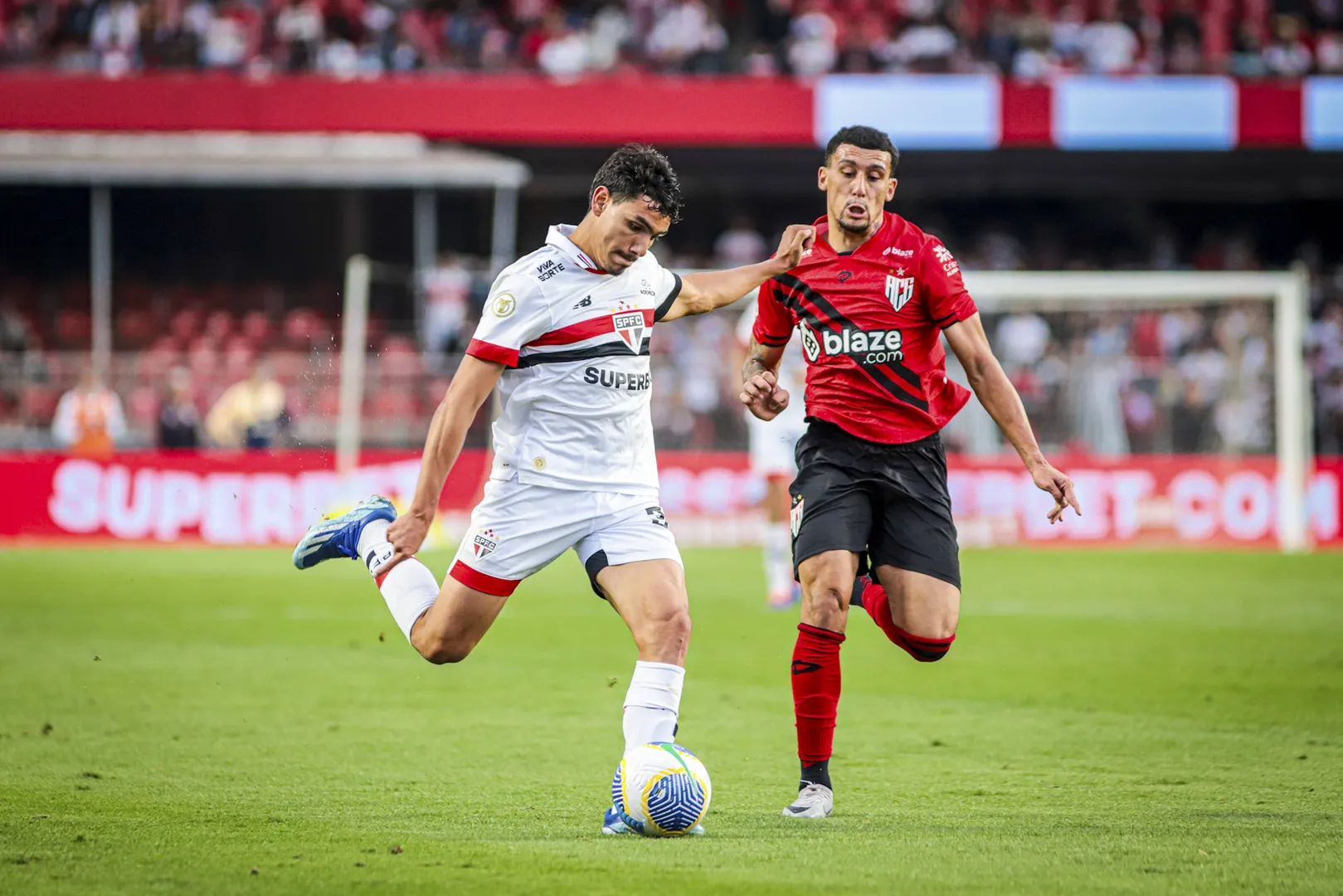 Jo&atilde;o Moreira, em a&ccedil;&atilde;o contra o Athletico-PR, pela 22&ordf; rodada do Brasileir&atilde;o 2024