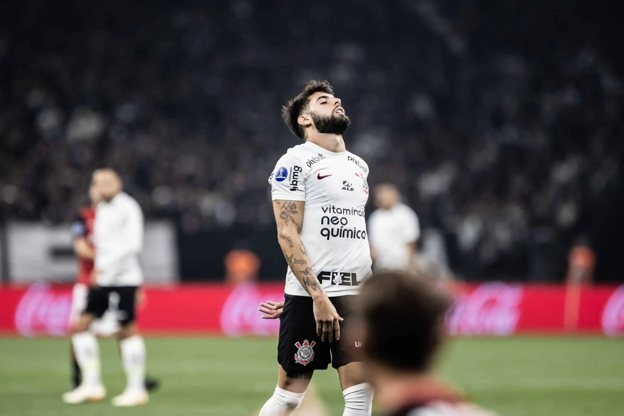Comemora&ccedil;&atilde;o em substitui&ccedil;&atilde;o de Yuri Alberto refor&ccedil;a rela&ccedil;&atilde;o conturbada entre atacante e torcida do Corinthians