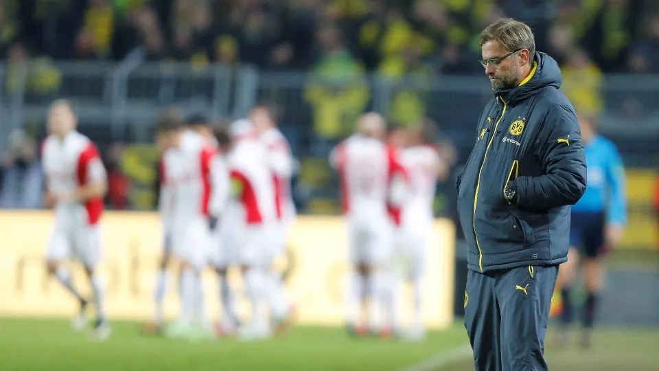 A derrota em casa para o Augsburg resumiu todo o desespero do Dortmund
