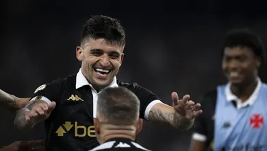 De onde vem a for&ccedil;a: Victor Luis se emociona ao falar da fam&iacute;lia e momento no Vasco