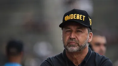 Conselho do Corinthians v&ecirc; contradi&ccedil;&otilde;es da diretoria e aumento de d&iacute;vida em mais de R$ 800 mi