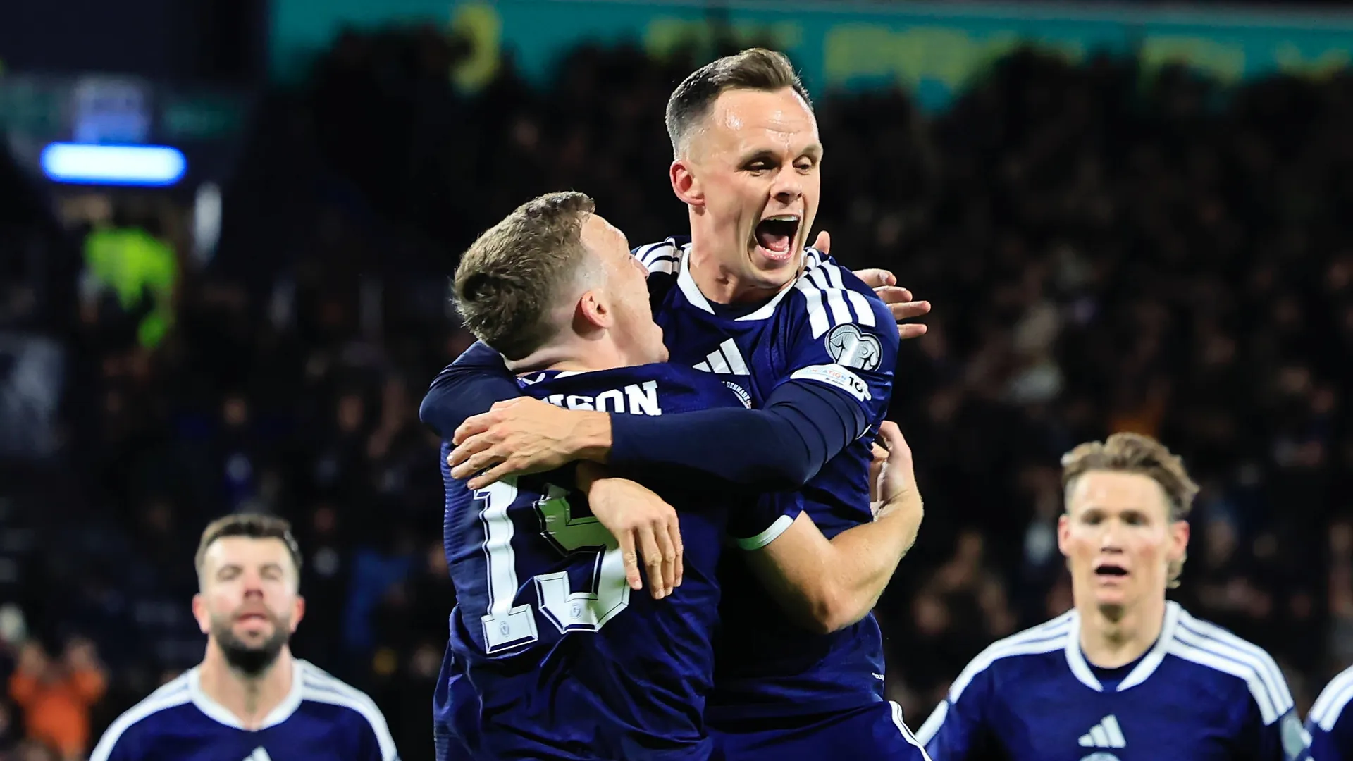 Lawrence Shankland comemora gol da Esc&oacute;cia (Foto: Imago)
