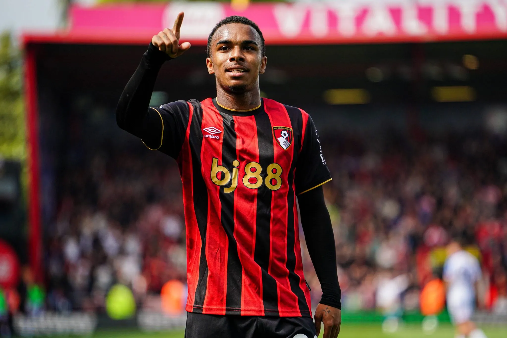 Eli Kroupi em a&ccedil;&atilde;o pelo Bournemouth. Foto: IMAGO/Action Plus