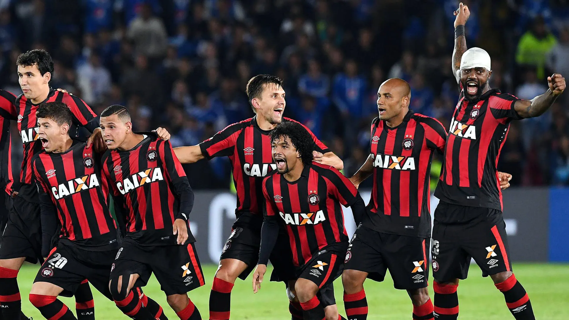 Atl&eacute;tico Paranaense comemora classifica&ccedil;&atilde;o em Bogot&aacute;, contra o Millonarios