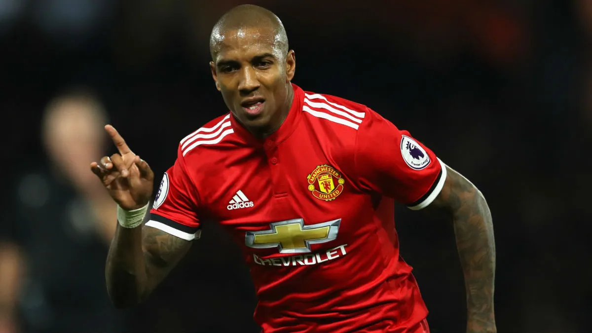 Com dois gols, Young se refor&ccedil;a como pe&ccedil;a importante do Manchester United