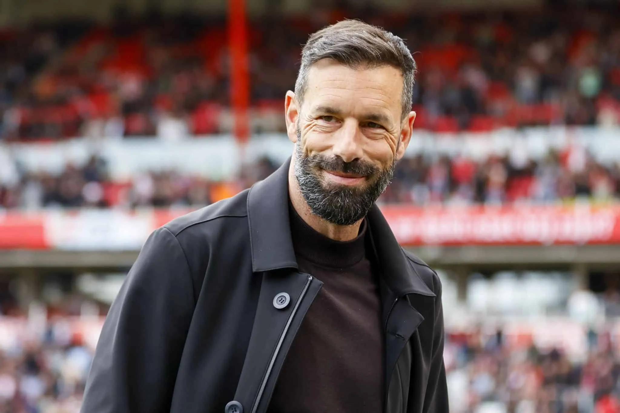 United mira em Ruud van Nistelrooy, mas time rebaixado pode atrapalhar o neg&oacute;cio