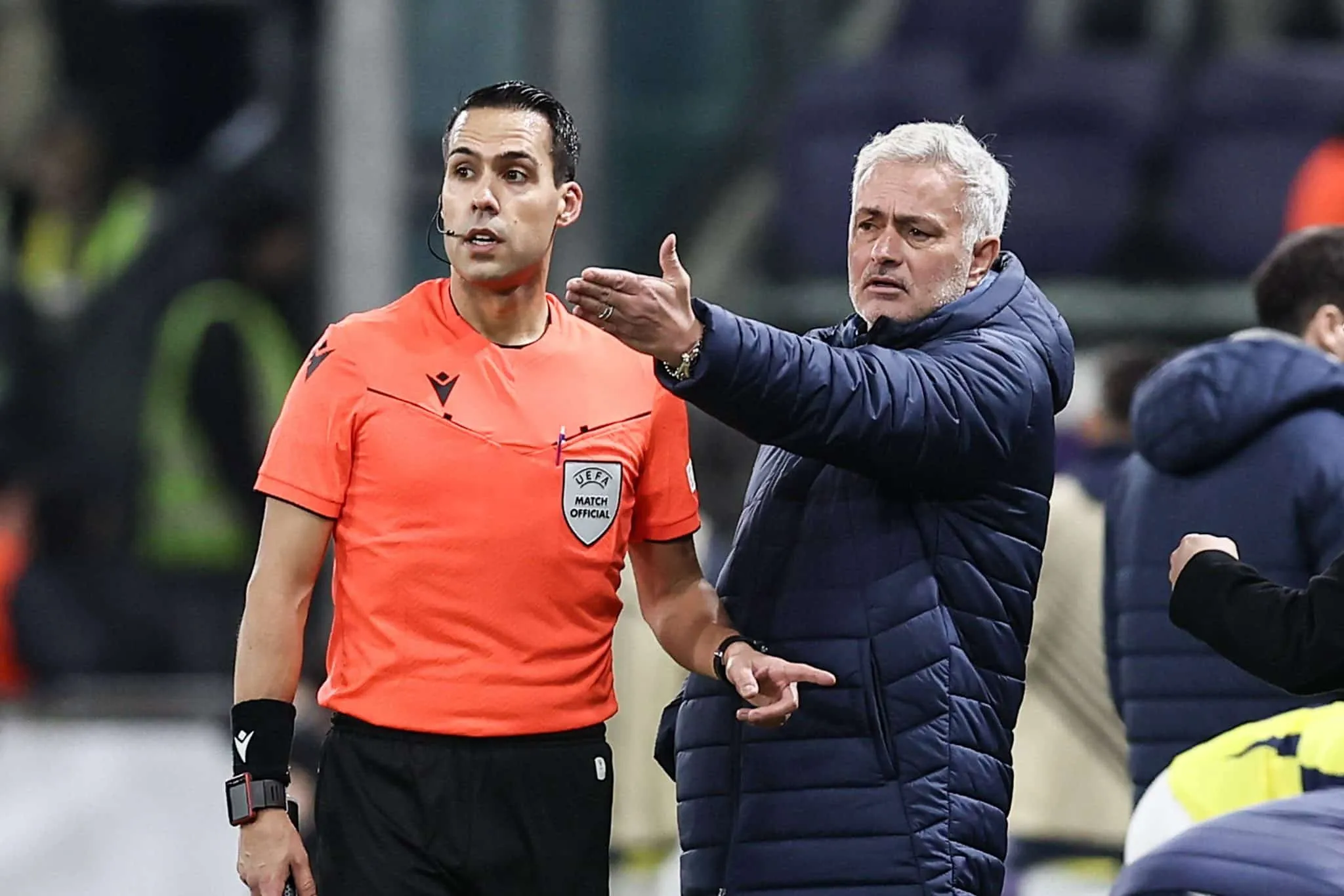 Racismo e pancadaria marcam classifica&ccedil;&atilde;o de time de Mourinho na Liga Europa