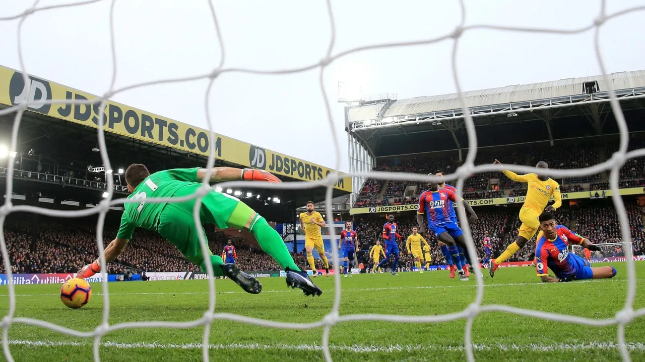 Se faltam gols de centroavantes ao Chelsea, Kant&eacute; resolve contra o Crystal Palace