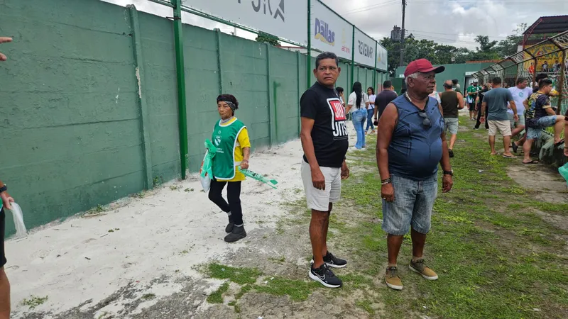 Funcion&aacute;rios distribuem sacolas pl&aacute;sticas para torcedores recolherem o pr&oacute;prio lixo (Foto: Gabriel Rodrigues/Trivela)
