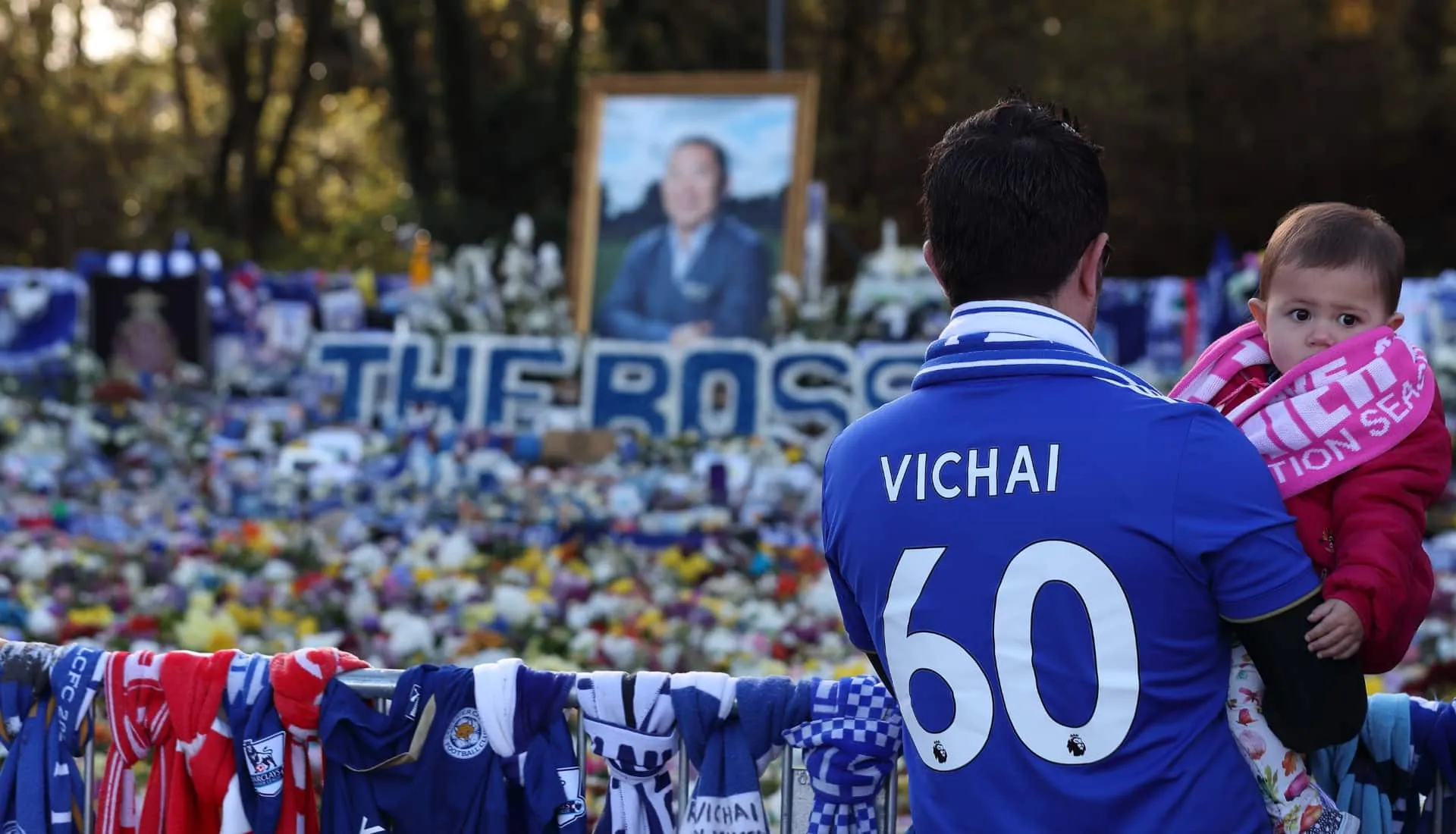 &Eacute; dif&iacute;cil segurar a emo&ccedil;&atilde;o neste v&iacute;deo sobre o carinho da torcida do Leicester ao seu falecido dono