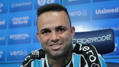 Luan volta ao Gr&ecirc;mio, diz n&atilde;o ligar para dinheiro e faz promessas