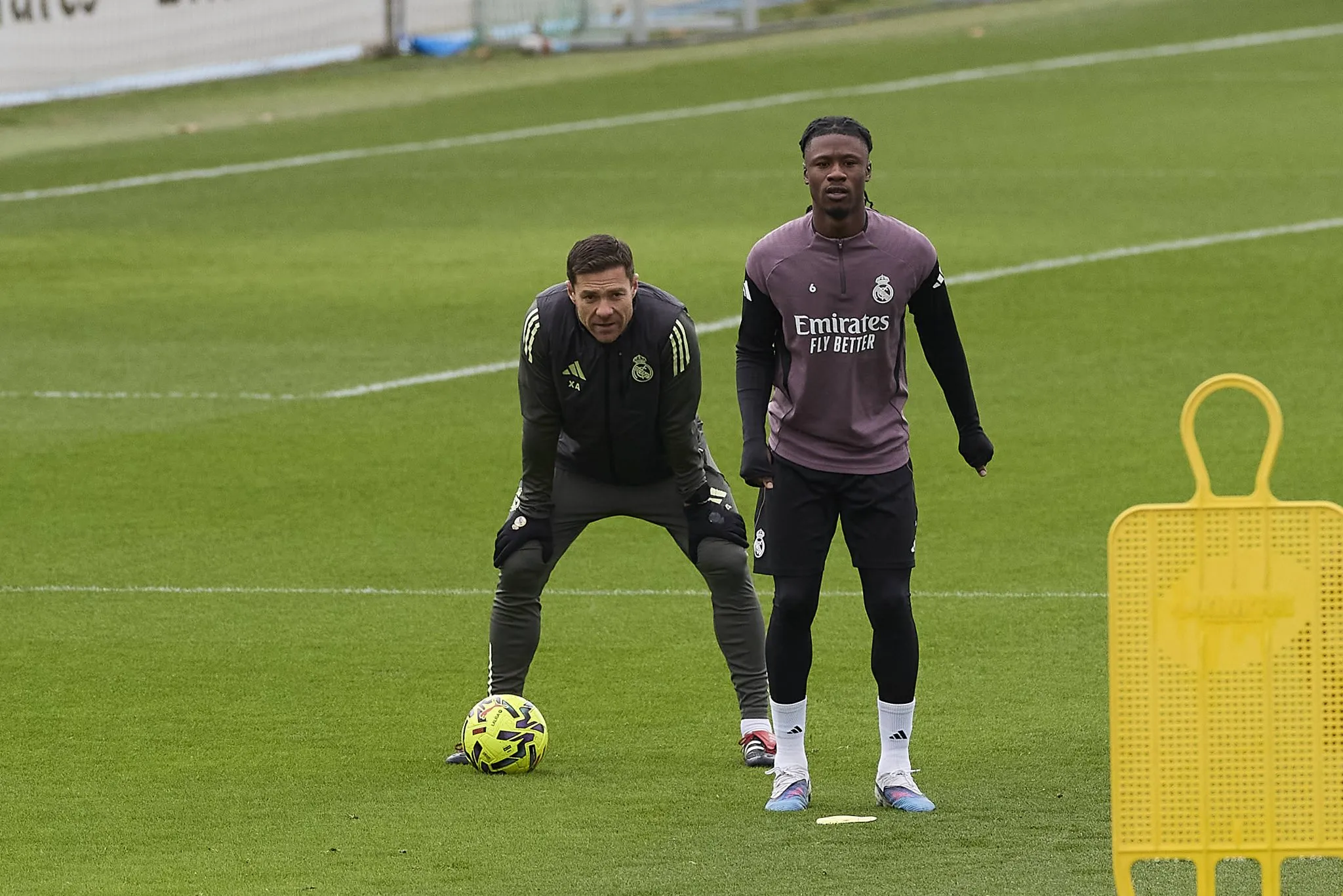 Xabi Alonso e Camavinga durante treino do Real Madrid