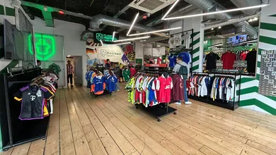 Como &eacute; por dentro da maior loja de camisas de futebol do mundo