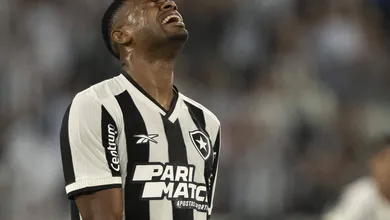 Fratura na t&iacute;bia interrompe temporada dos sonhos de J&uacute;nior Santos no Botafogo