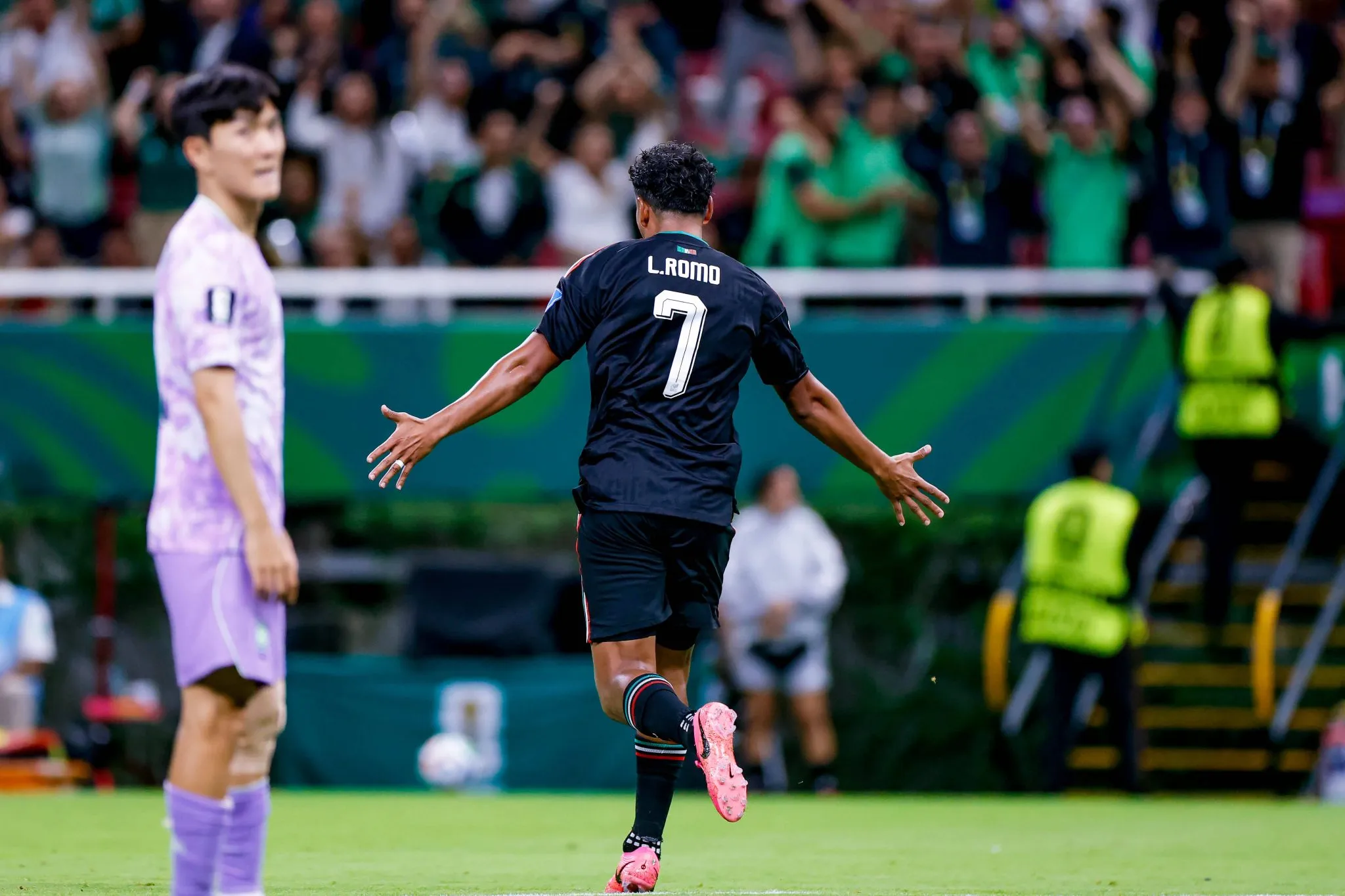 Luis Romo celebra gol pelo M&eacute;xico