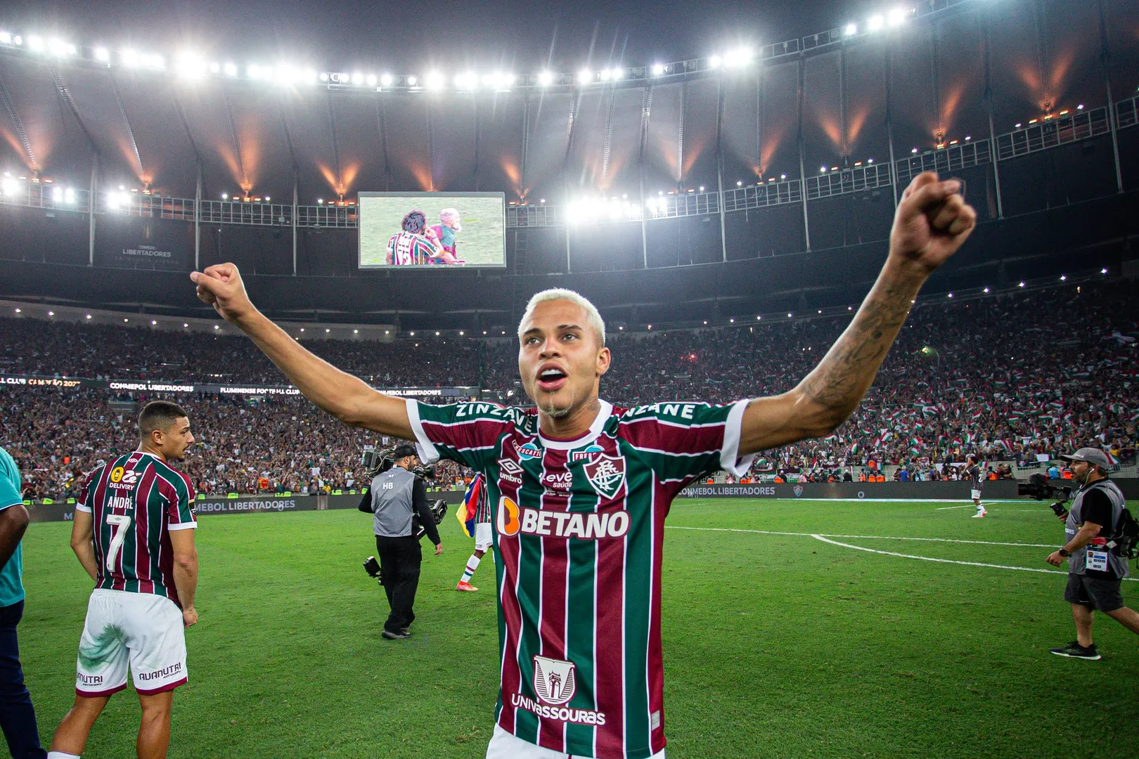 Alexsander comemora t&iacute;tulo da Libertadores pelo Fluminense em 2023: clube n&atilde;o tem interesse em negociar o jogador - Foto: Fluminense e Alexsander recusaram sondagens de Lazio, Flamengo e Corinthians - Foto: MARCELO GON&Ccedil;ALVES / FLUMINENSE FC